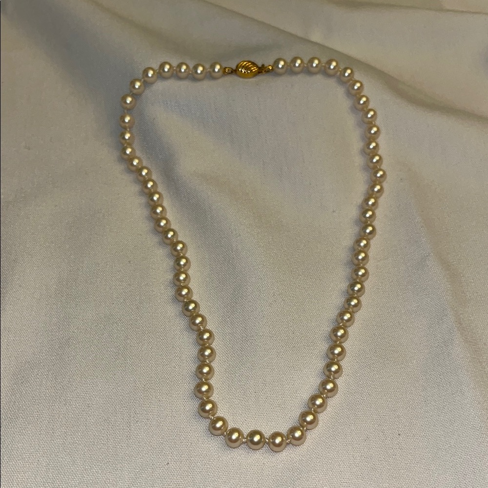 Elegant Vintage 18” Faux Pearl Necklace with Gold-tone clasp